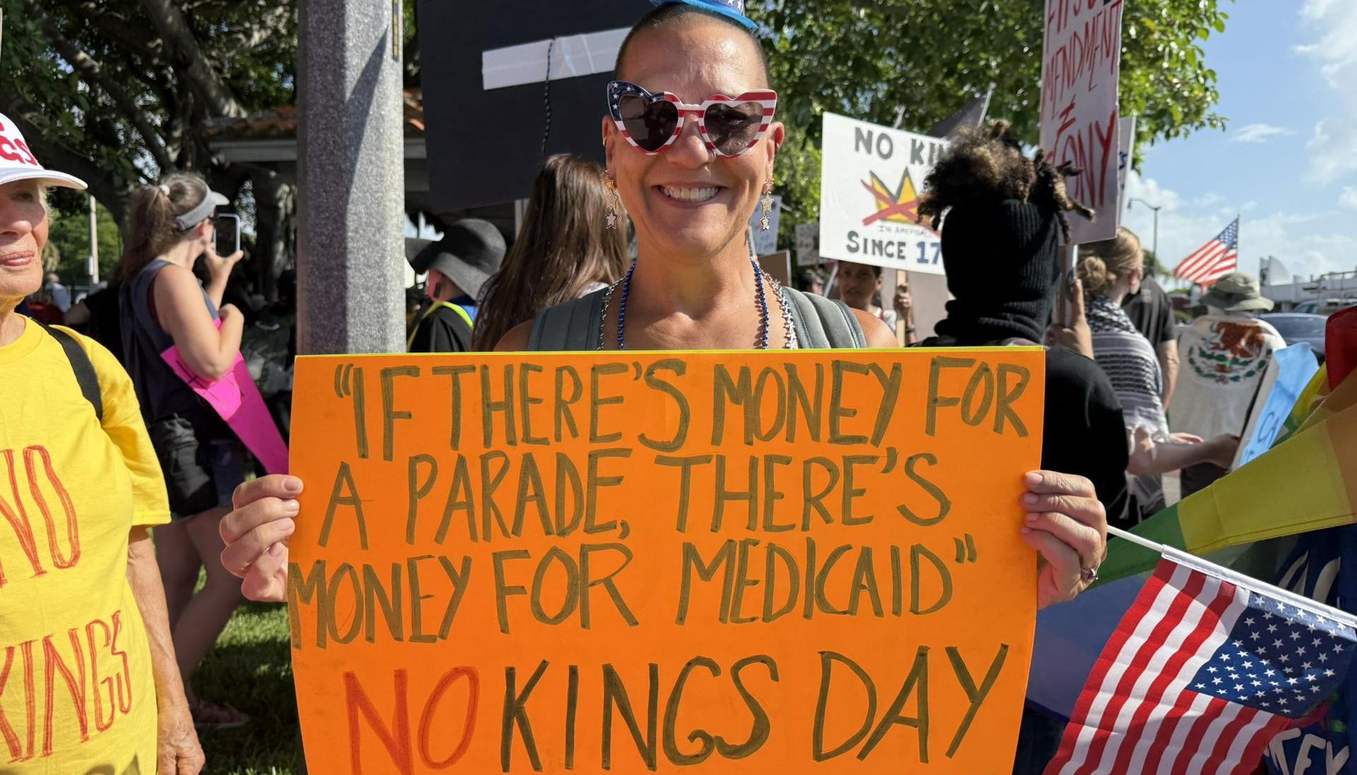 Miles de vecinos de Donald Trump van a su casa de Mar-a-Lago a gritarle: 'No Kings'.