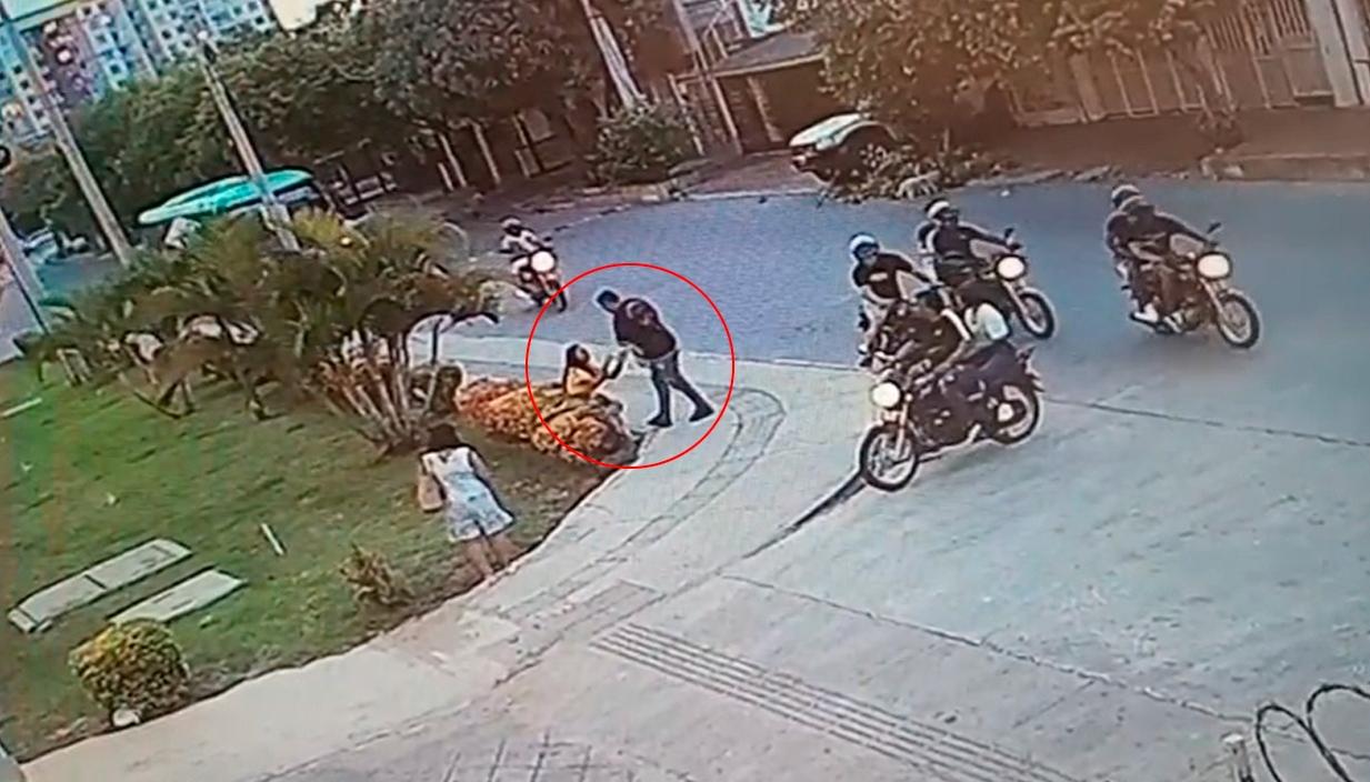 Los delincuentes se movilizaron en seis motos.