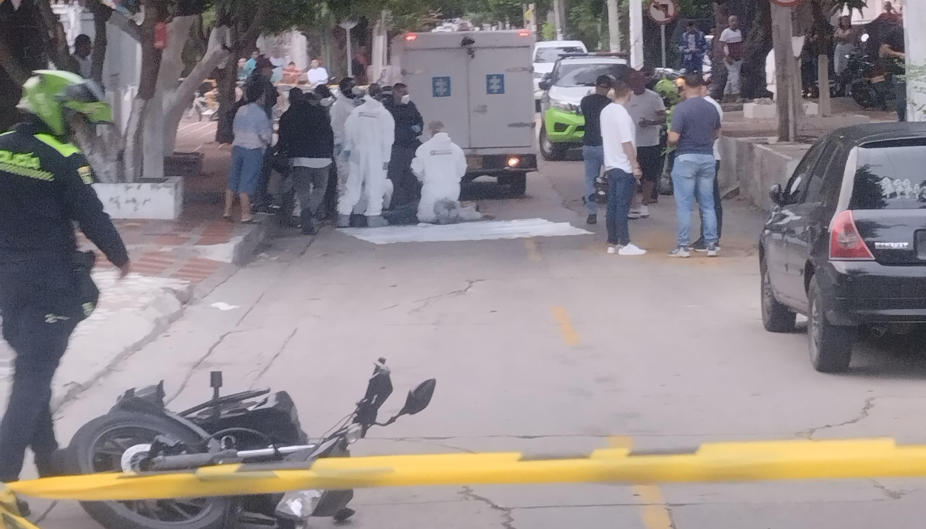 El CTI de la Fiscalía durante la inspección del cuerpo. 