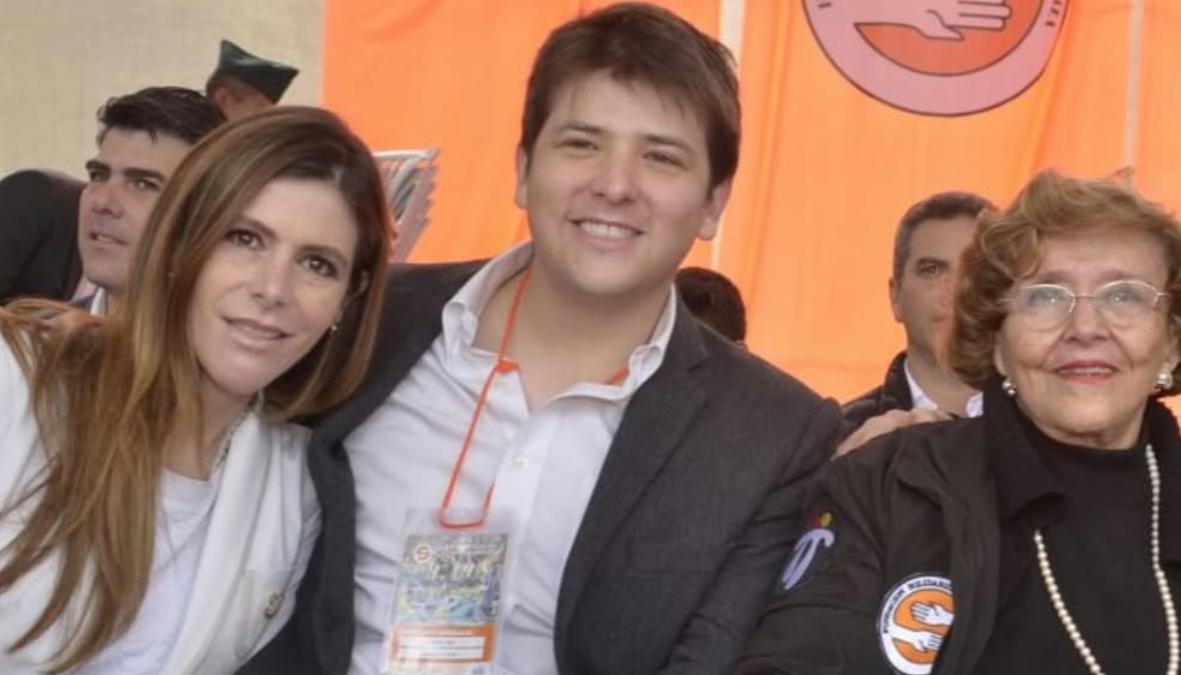 Miguel Uribe con su abuela Nydia Quintero. 