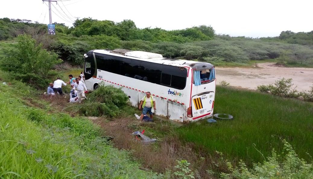 Bus accidentado en la vía al corregimiento de Barú.