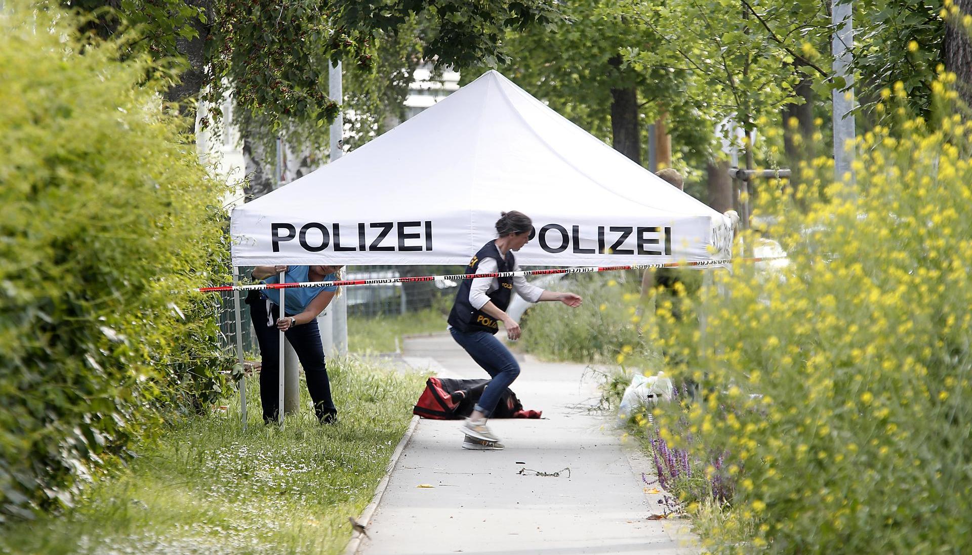 Agentes de policía en el instituto Dreierschutzengass, en Graz.