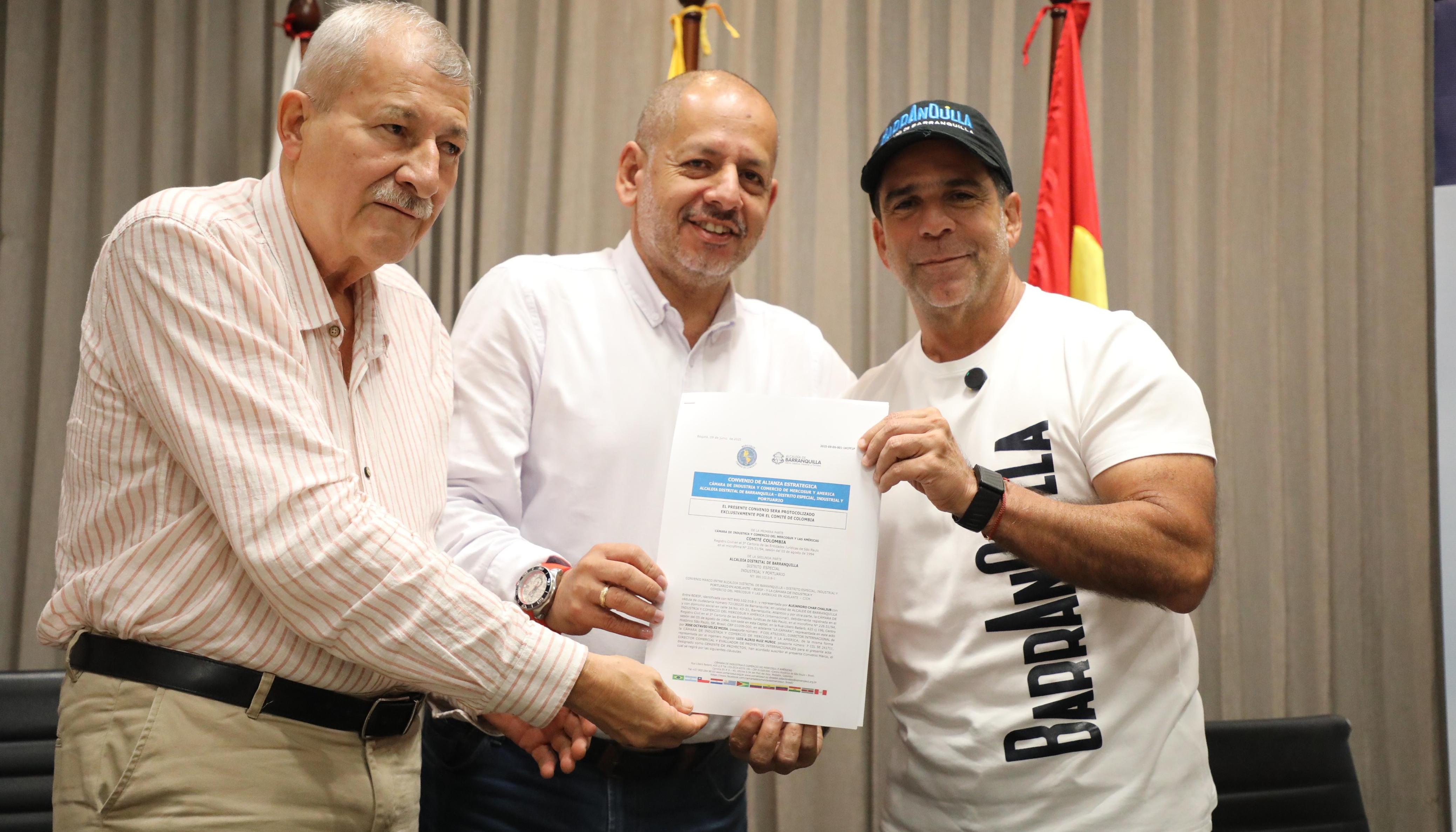 Alcalde Char y directivos de Mercosur durante la firma del convenio.