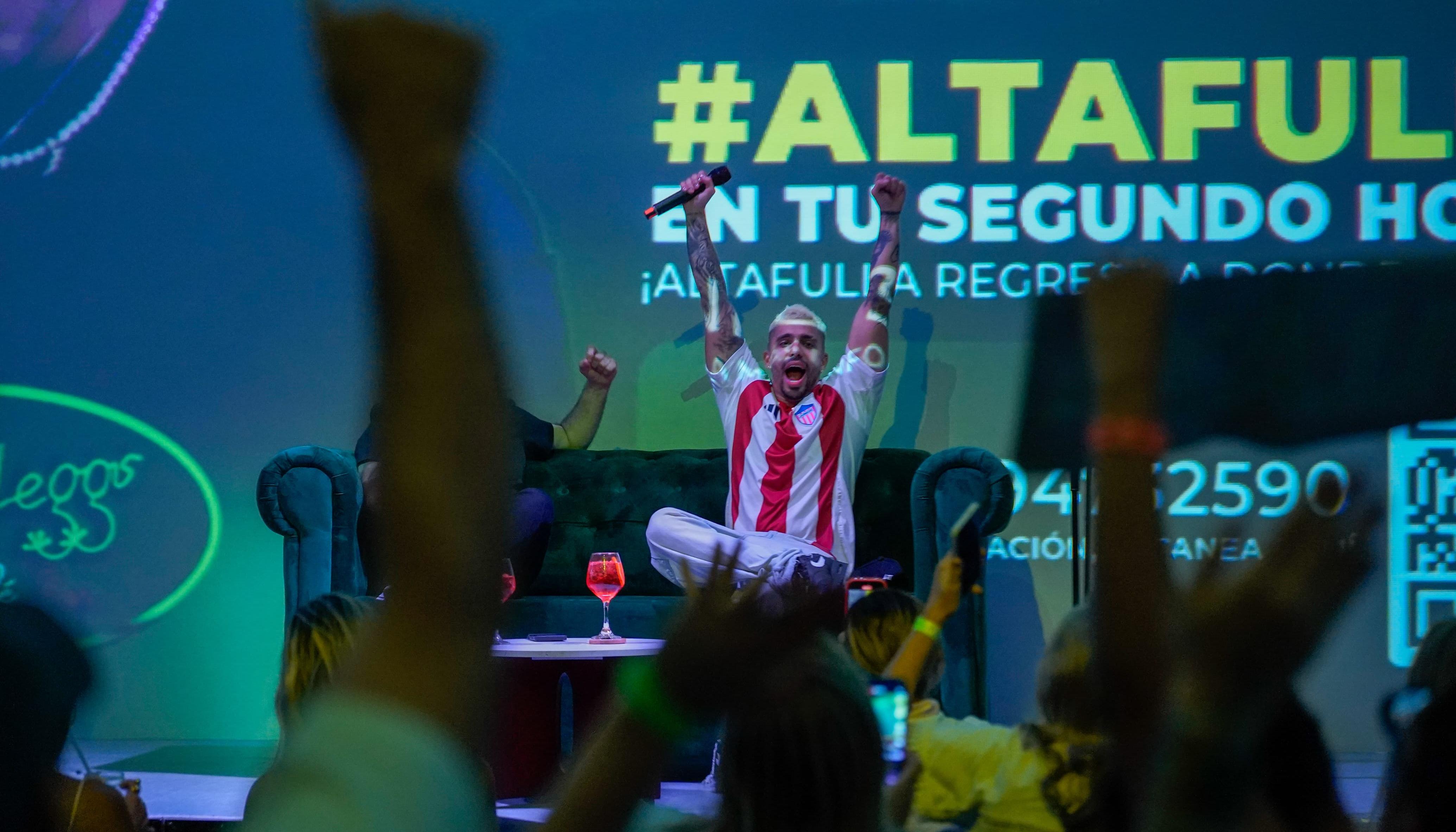 Altafulla alzando los brazos junto a sus seguidores.