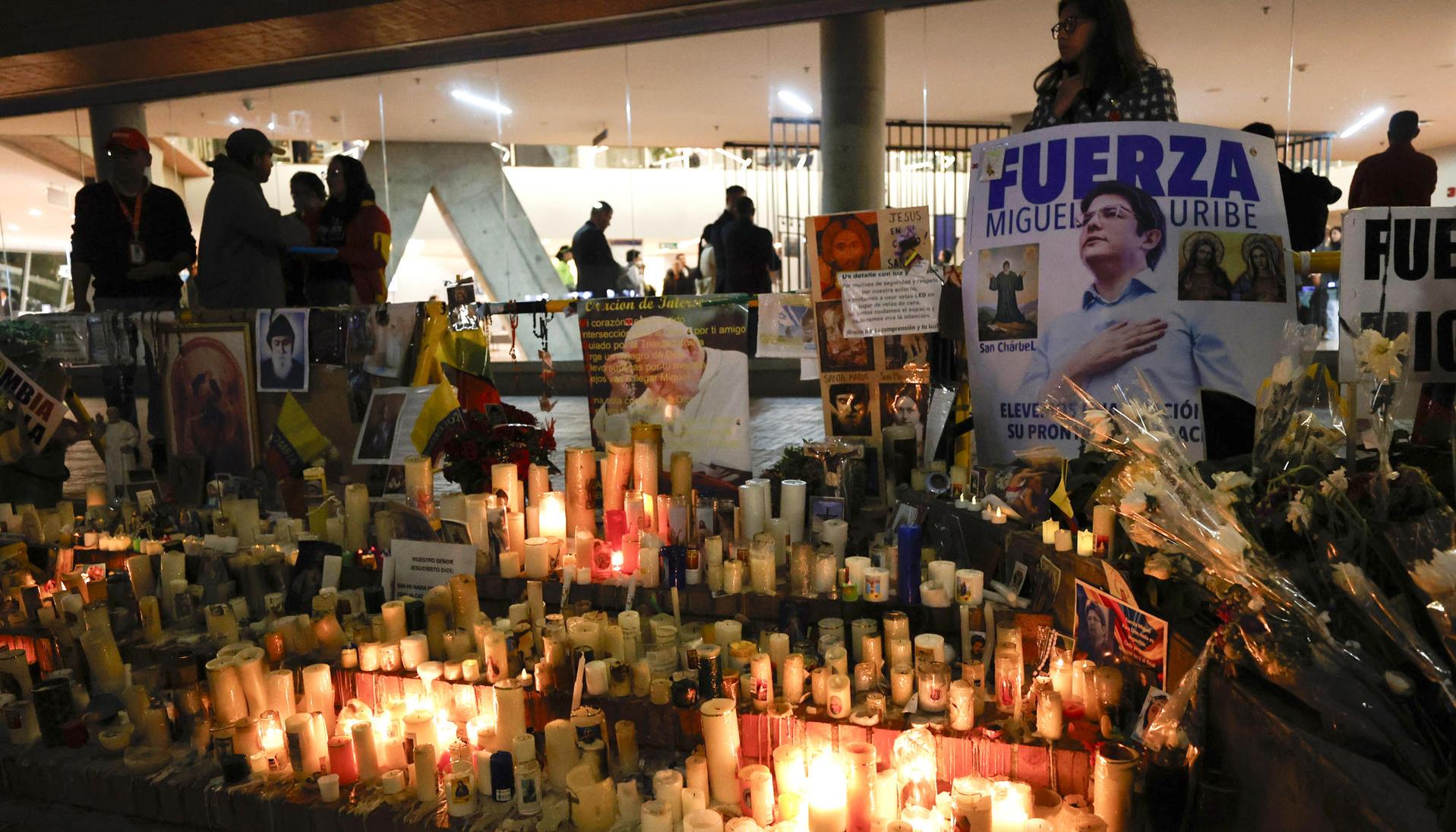 Altar en honor a Miguel Uribe.