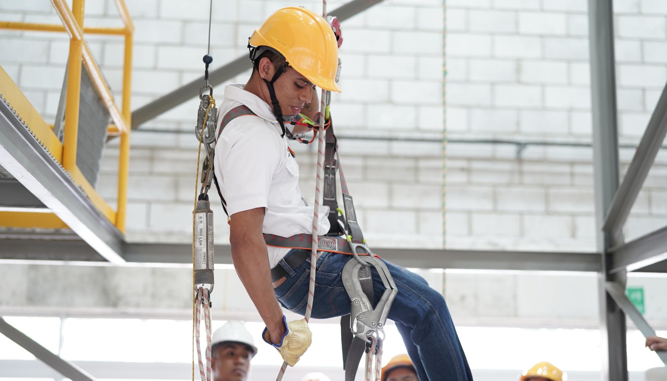 Aprendices Trabajo Seguro en Alturas en Sena Atlántico.