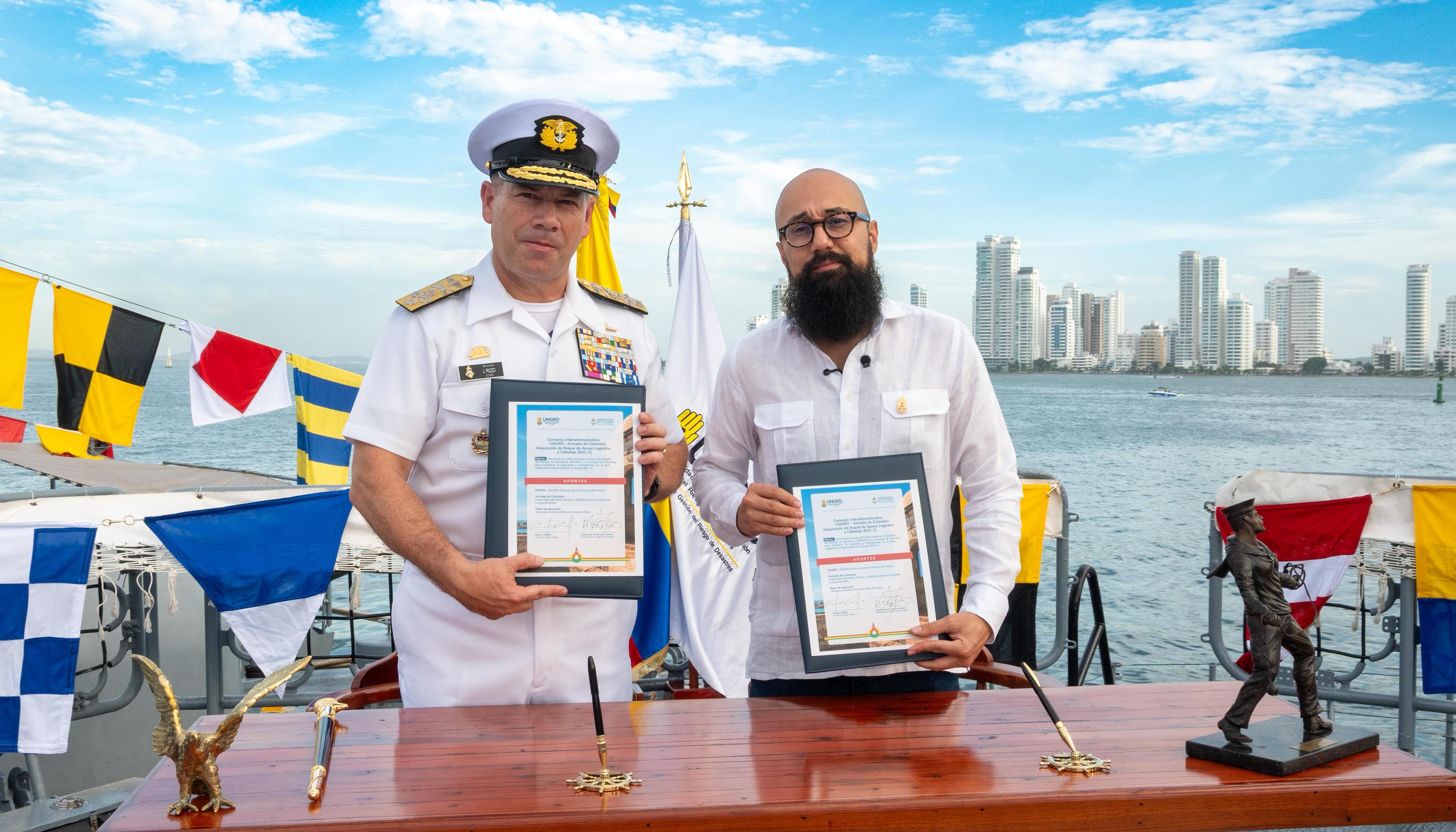 El almirante Juan Ricardo Rozo, comandante Armada, y Carlos Carrillo, director UNGRD.