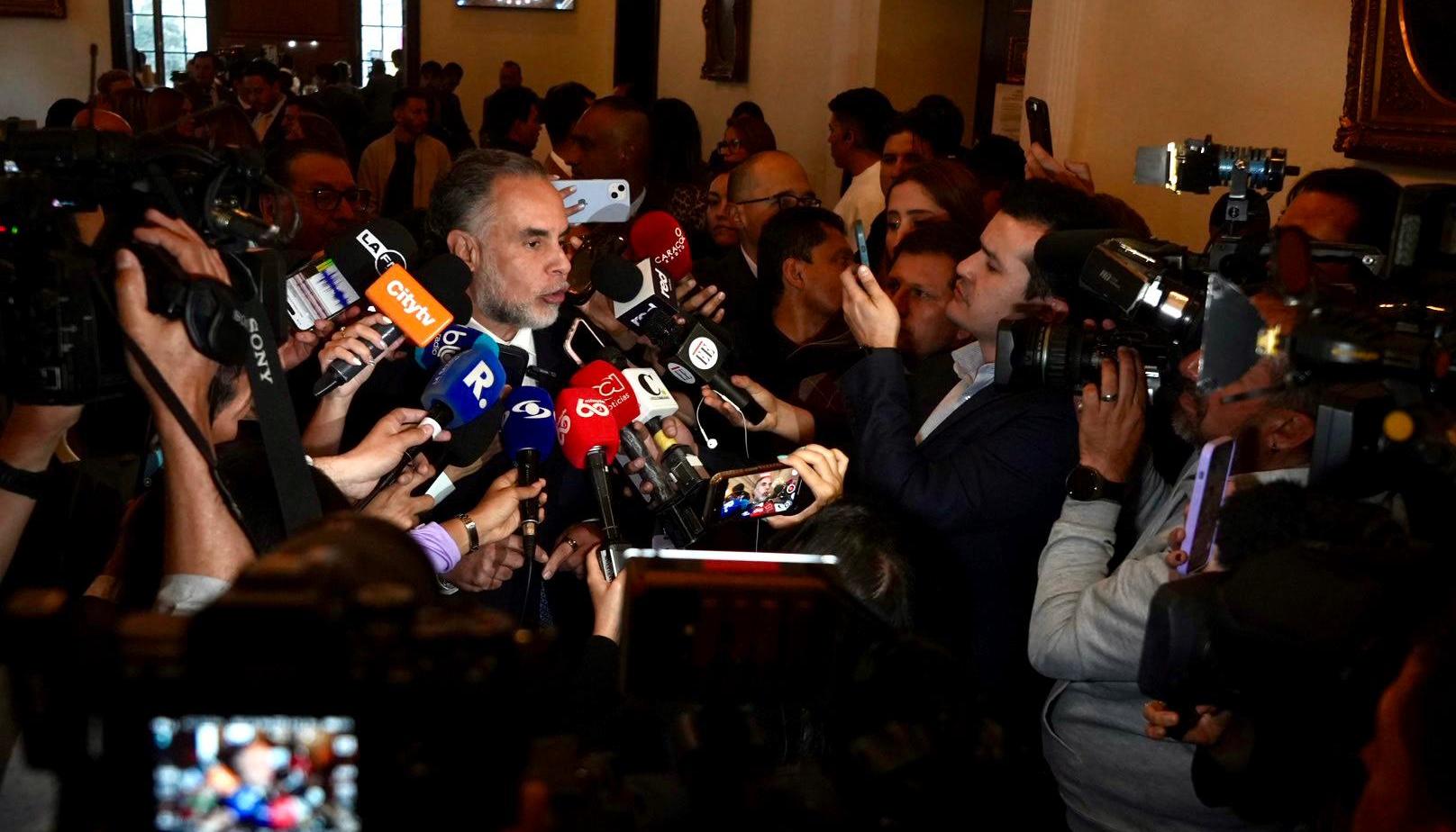 Armando Benedetti, en atención a medios en el Congreso.