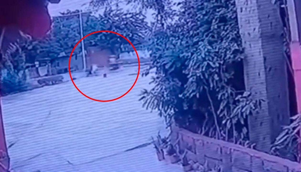 Momento en que dispararon a la joven.