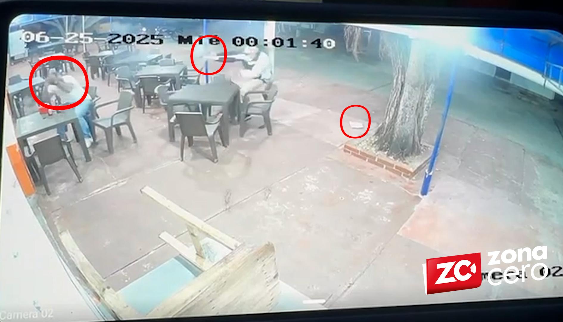 Momentos del ataque extorsivo en restaurante de comidas rápidas. 
