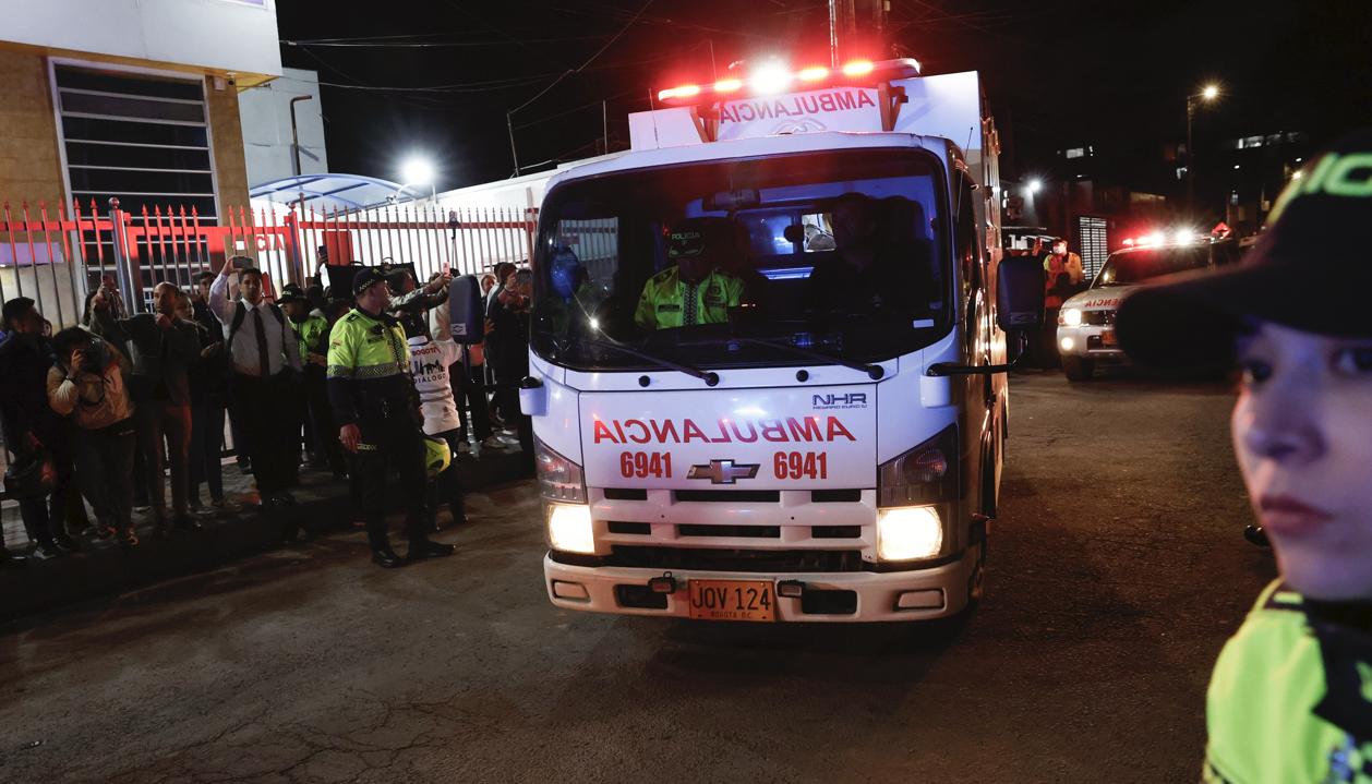La ambulancia que trasladó a Miguel Uribe a la Fundación Santa Fe de Bogotá.