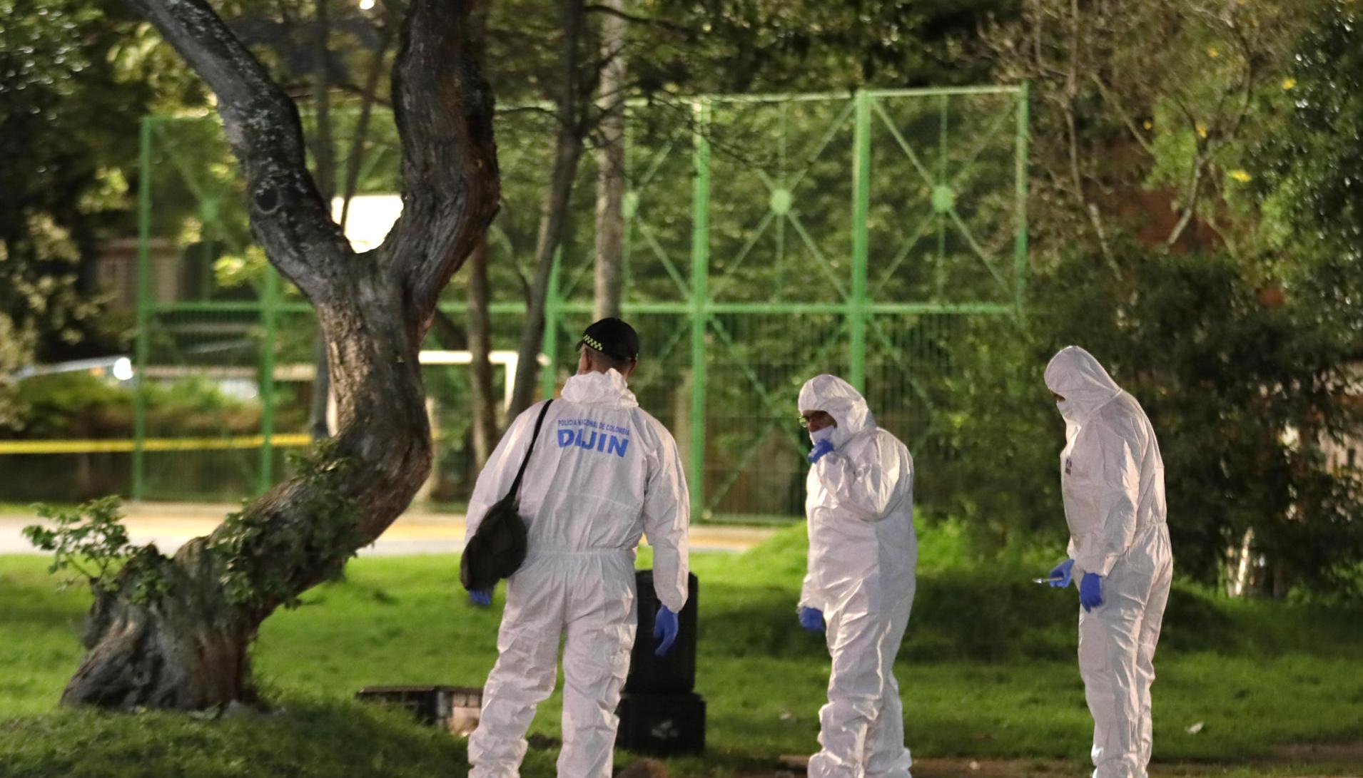 Integrantes de la DIJIN en la zona donde se presentó el atentado contra Miguel Uribe Turbay.