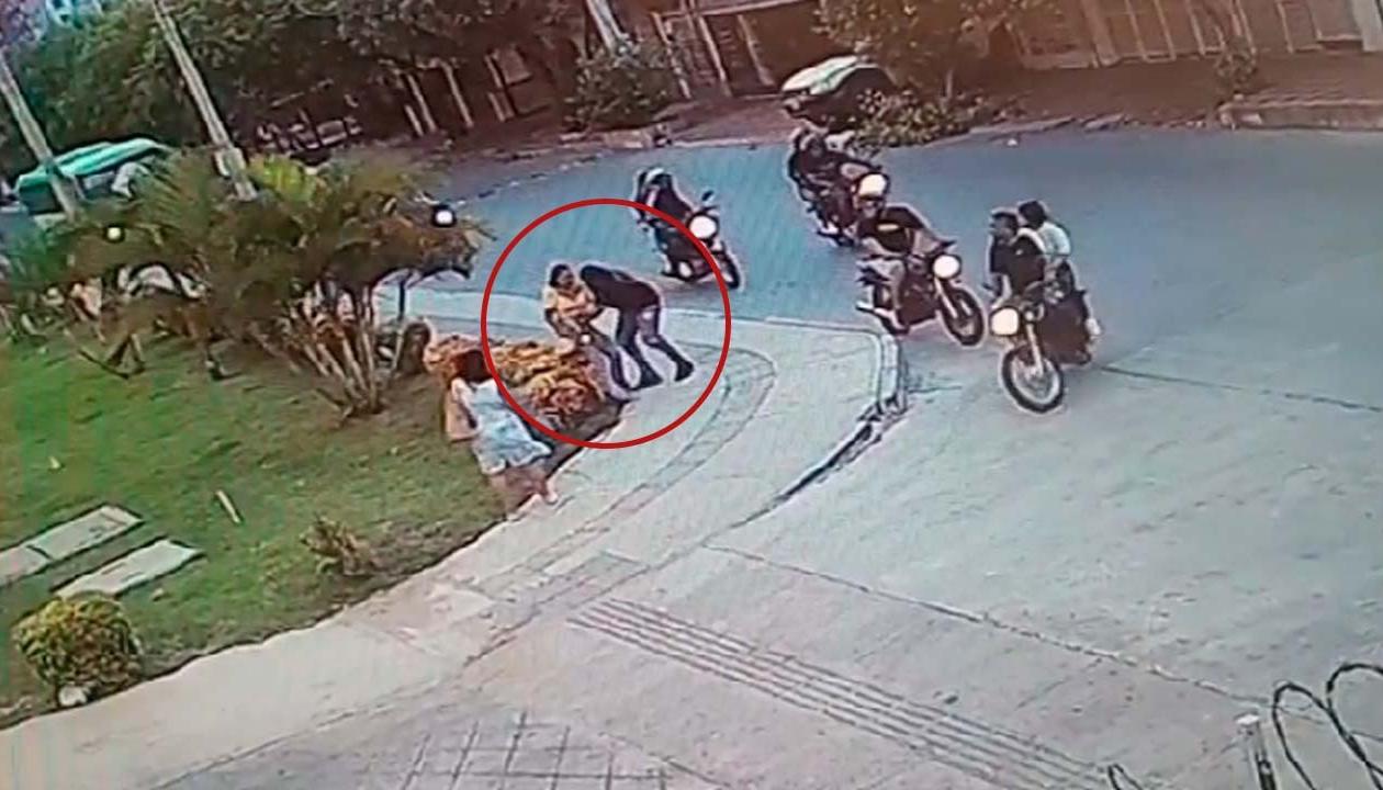 Momento en que la mujer fue asaltada por varios delincuentes el pasado martes. 