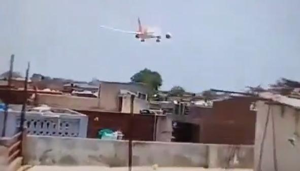 La imagen del avión antes de estrellarse.