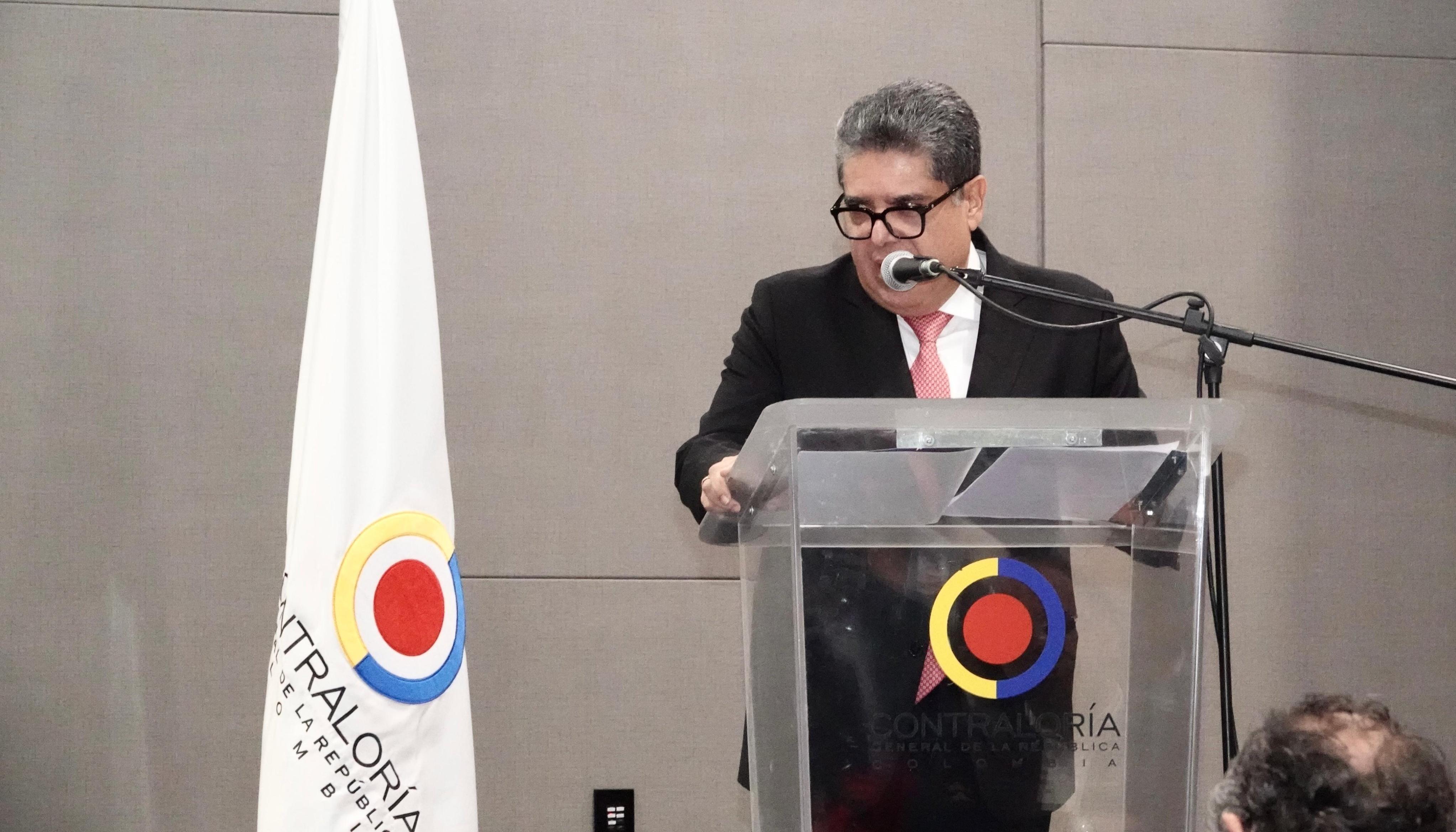 Contralor Carlos Hernán Rodríguez. 