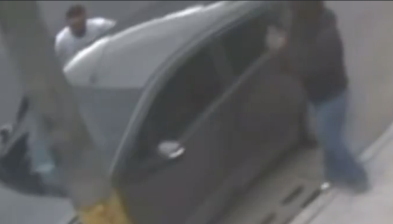 Carro Spark en que supuestamente se transportaron quienes participaron en el atentado.