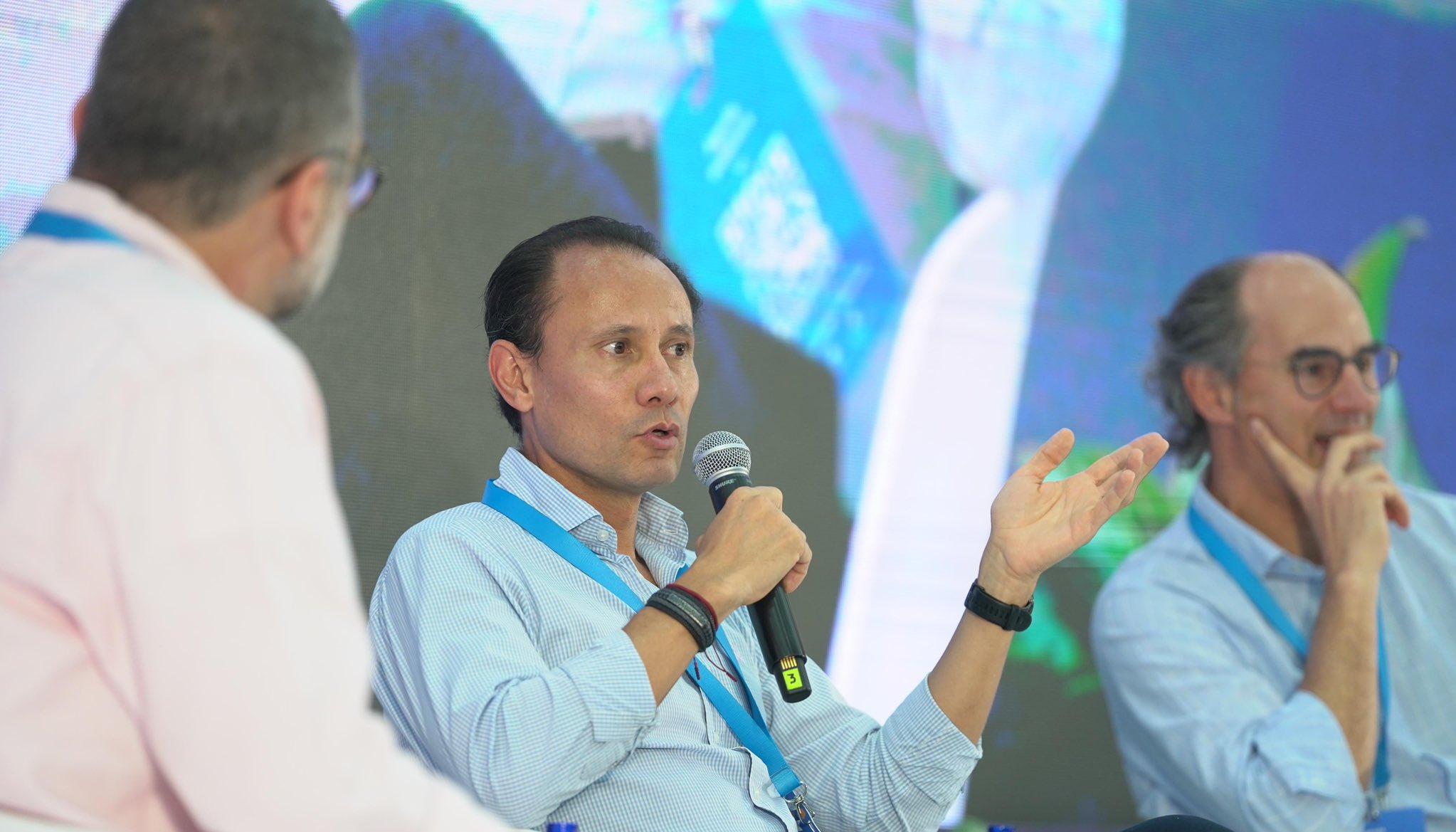 Alejandro Castañeda, presidente de Andeg (centro).