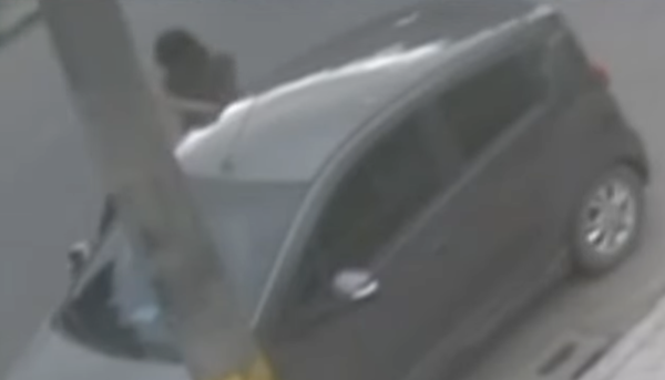 Menor subiéndose al Chevrolet Spark gris.