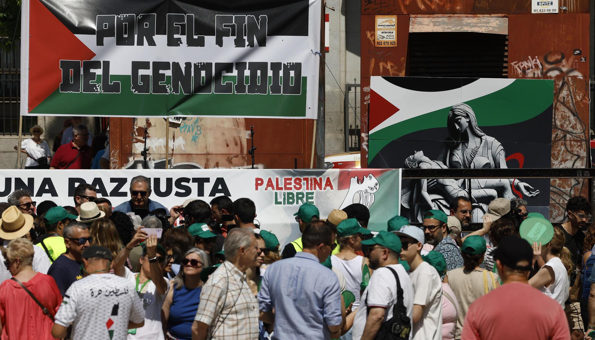 Ciudadanos españoles manifestándose.