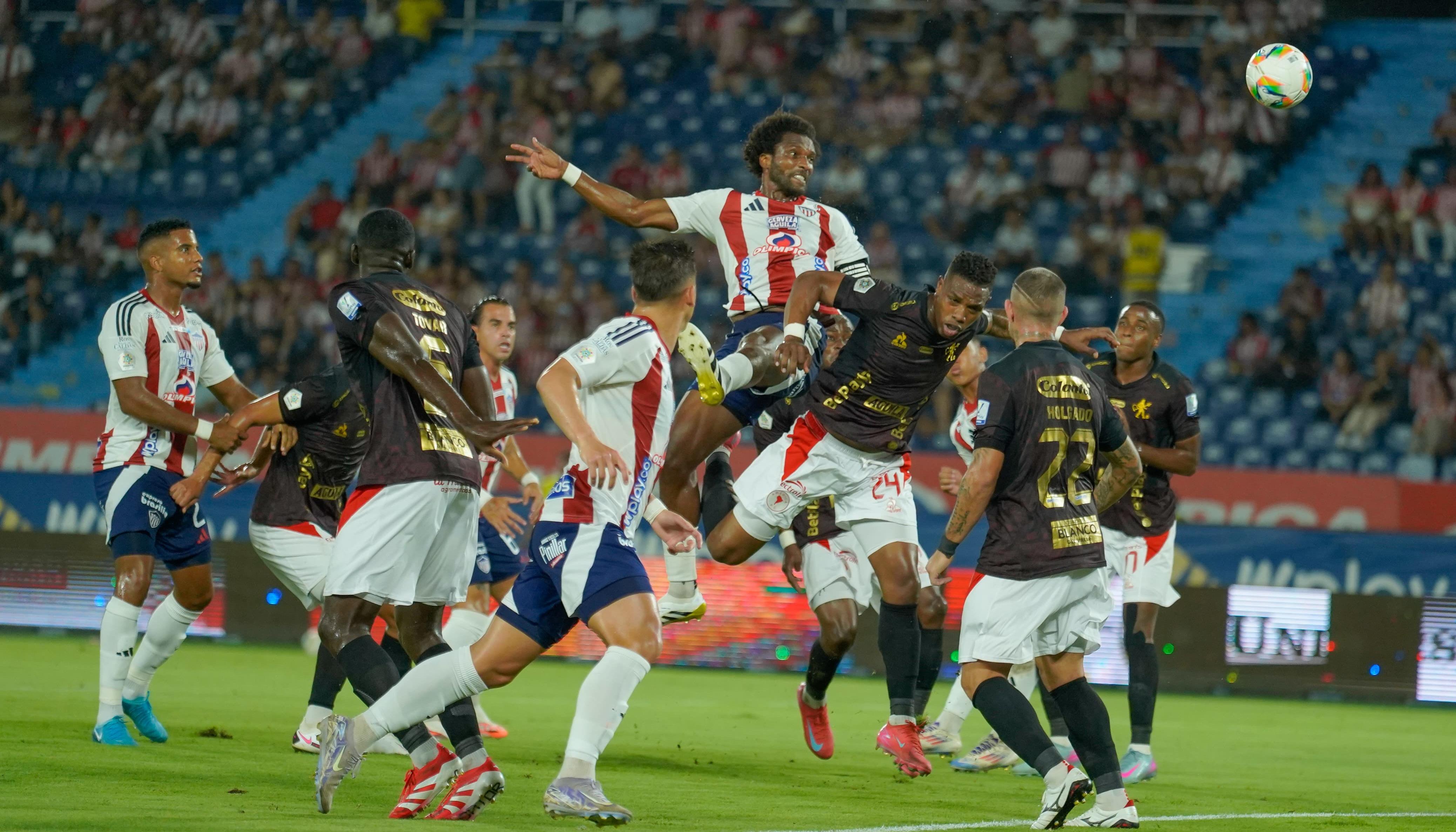 Acción de ataque de Didier Moreno.