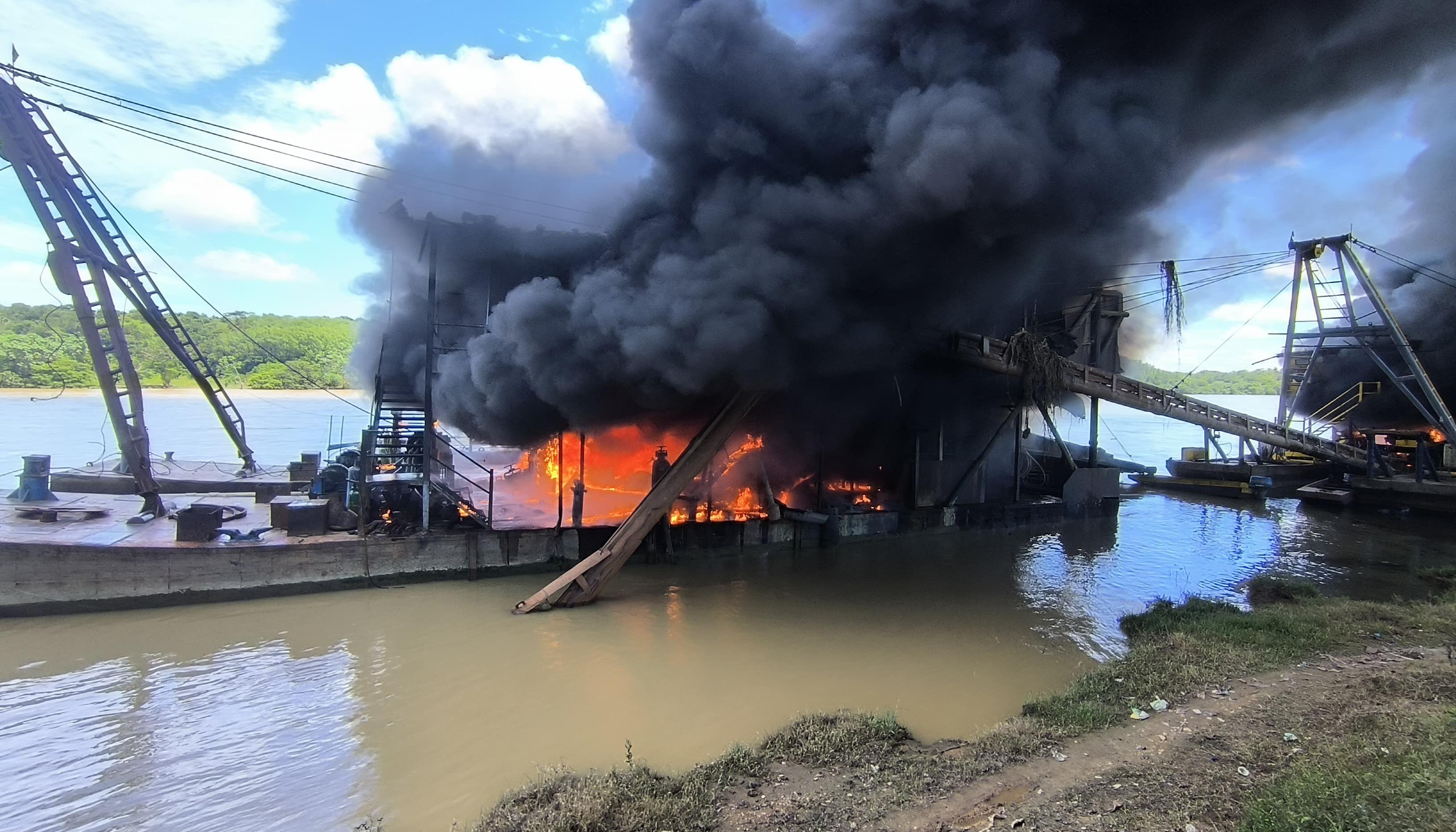 Una de las dragas destruidas por la Policía. 