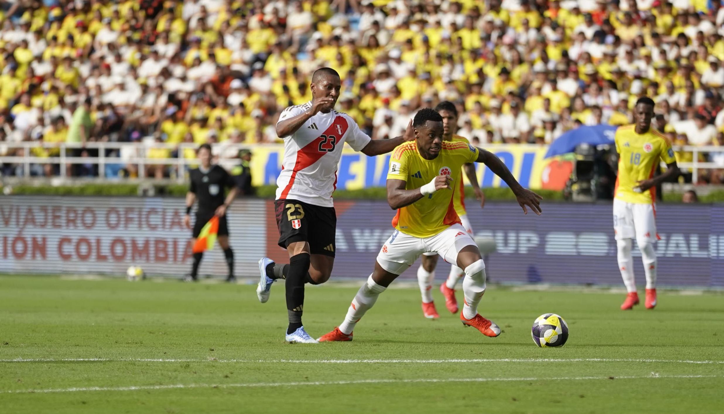 Jhon Durán en el partido contra Perú.