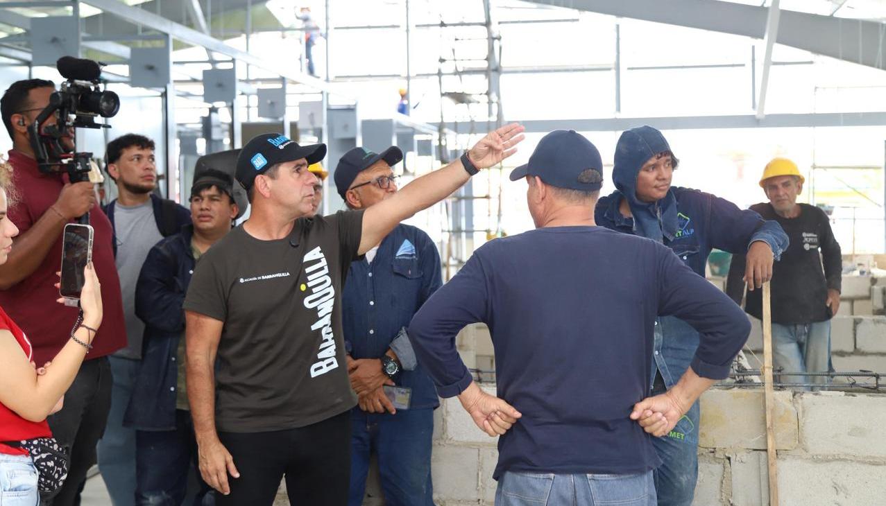 Alcalde Char durante la inspección de obras en El Playón.