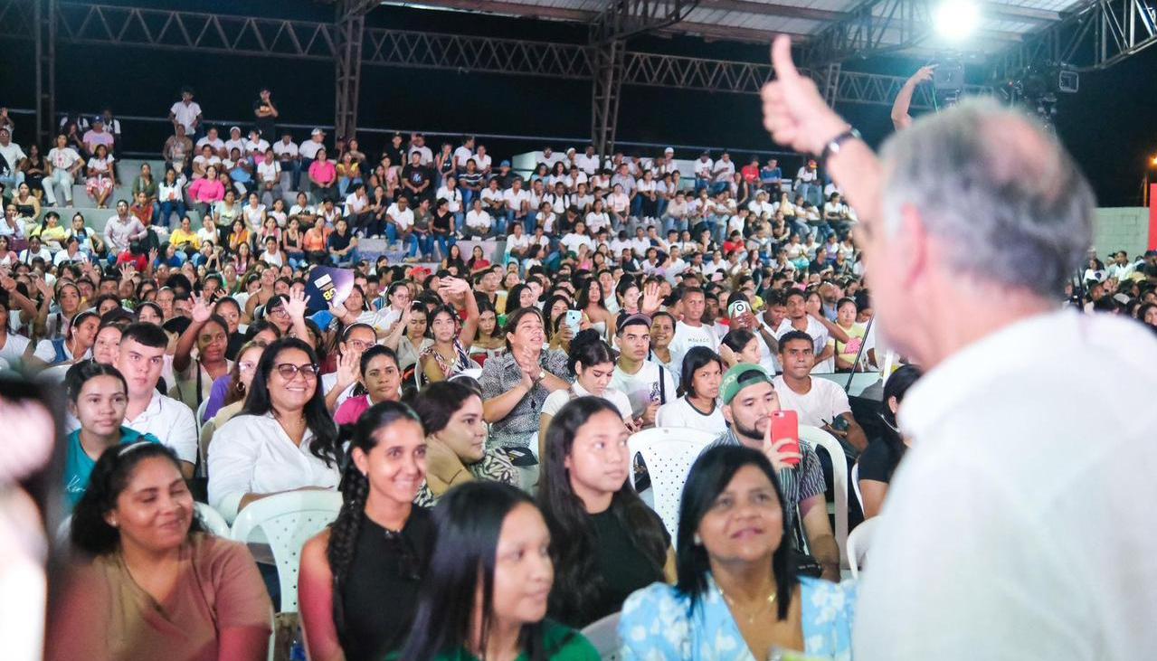 El gobernador con estudiantes beneficiarios de becas en la IUB