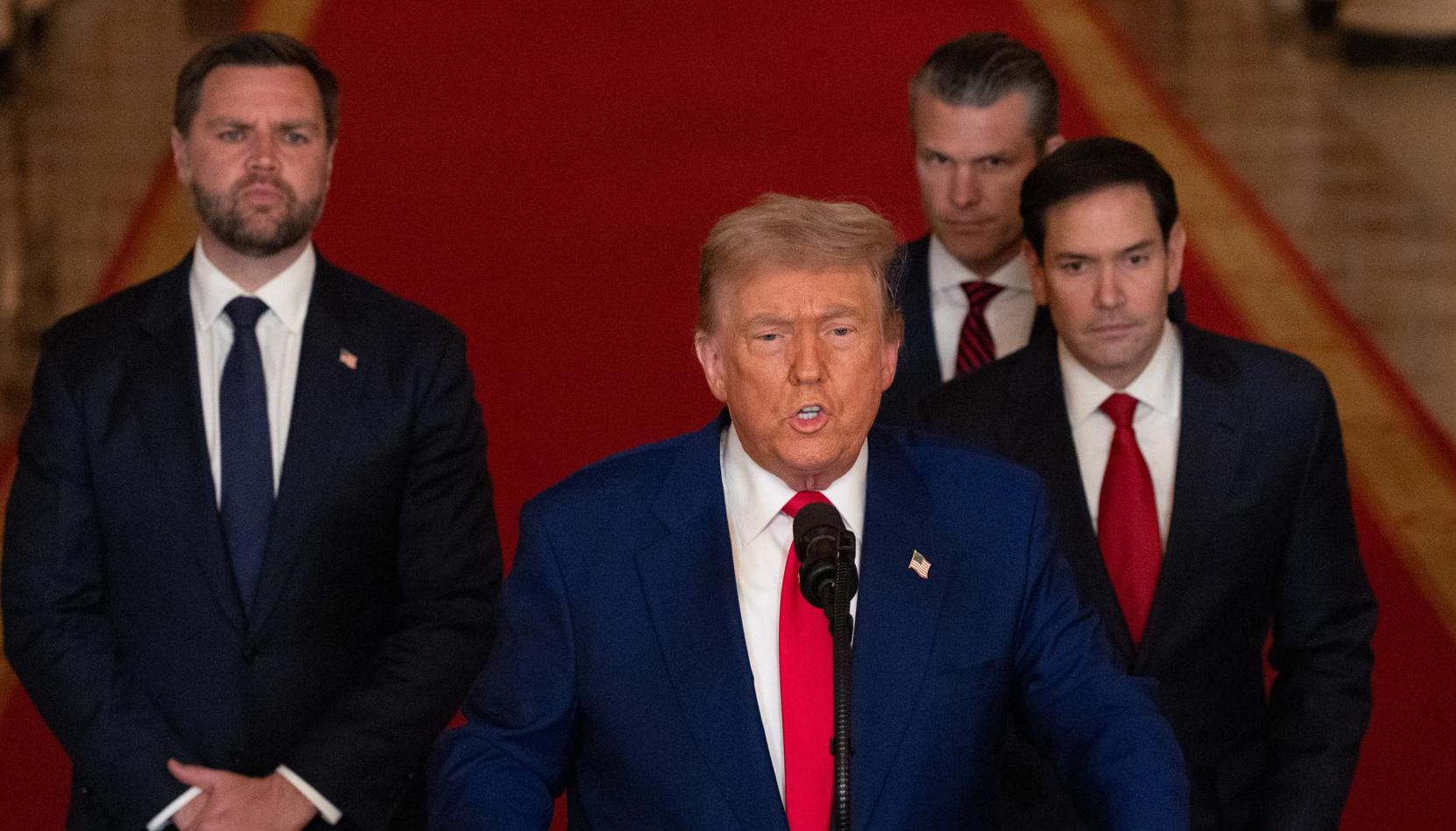 El presidente de Estados Unidos, Donald Trump, junto con el secretario de Defensa, Pete Hegseth; el vicepresidente, JD Vance y el secretario de Estado, Marco Rubio. 