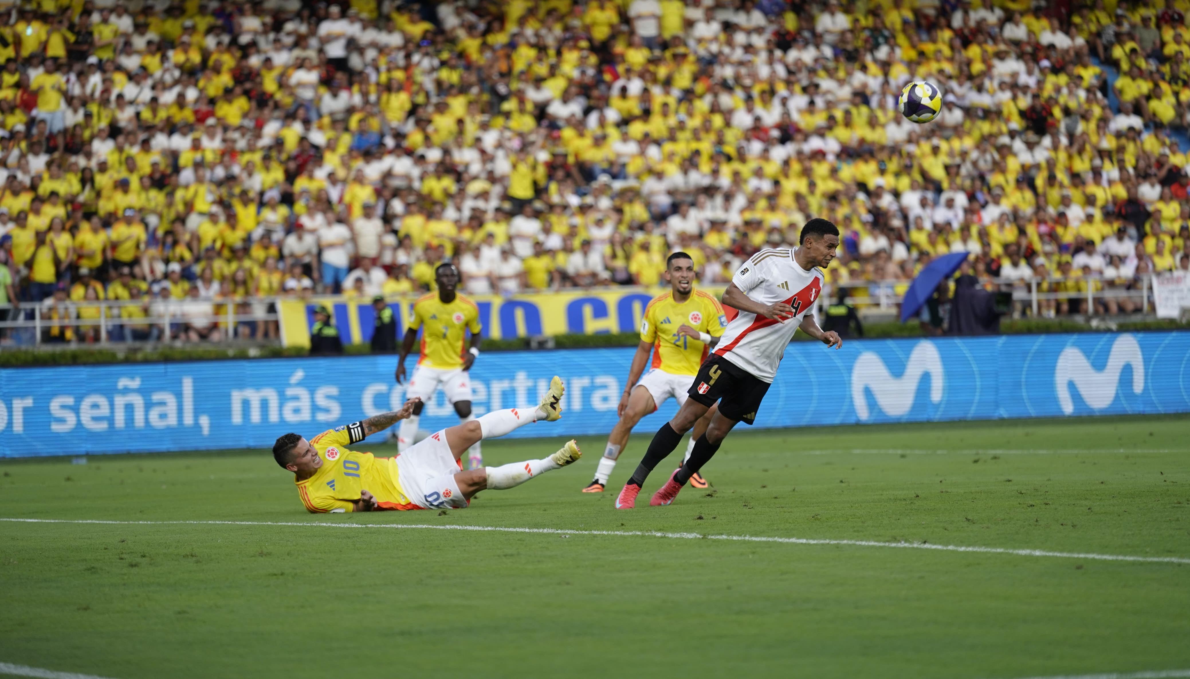 Jugada de ataque de James Rodríguez que fue despejada por Perú.
