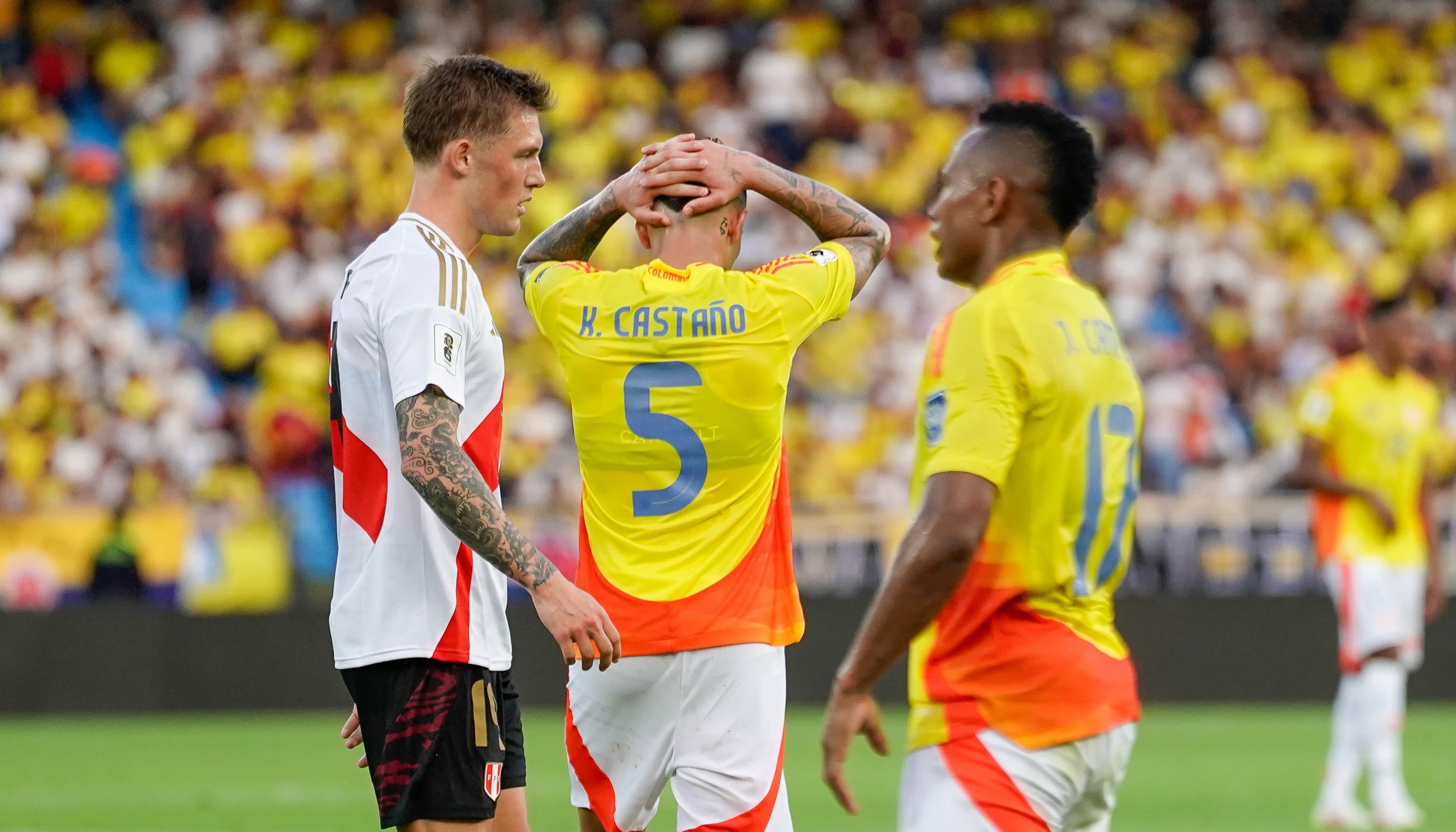 Kevin Castaño y Jaminton Campaz se lamentan tras una acción de ataque.