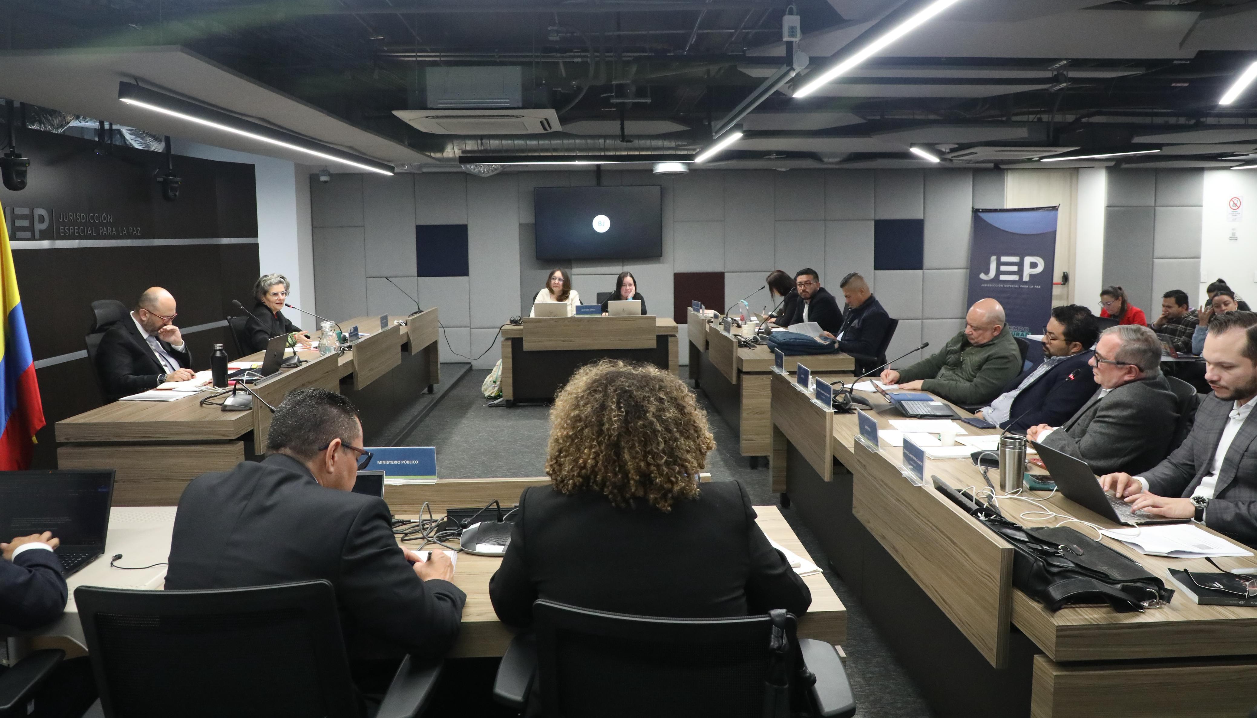 Exguerrilleros de las FARC rindiendo versión ante la JEP. 