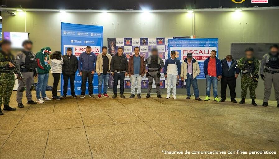 Los capturados junto a las autoridades.