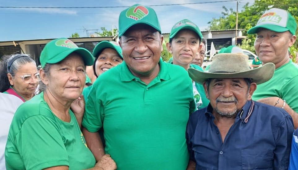 Fulberto Guevara (centro).