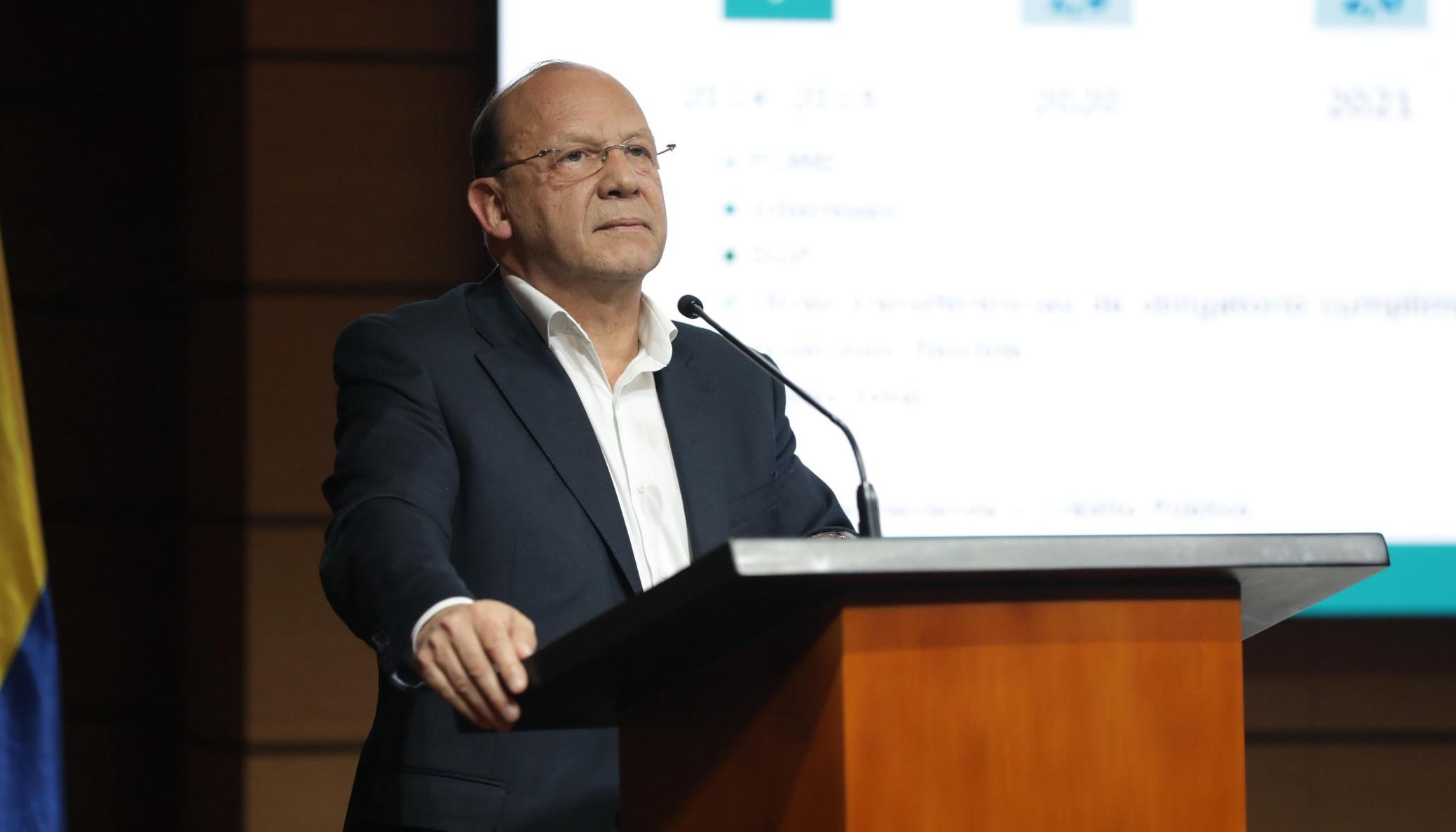 Germán Ávila, Ministerio de Hacienda.