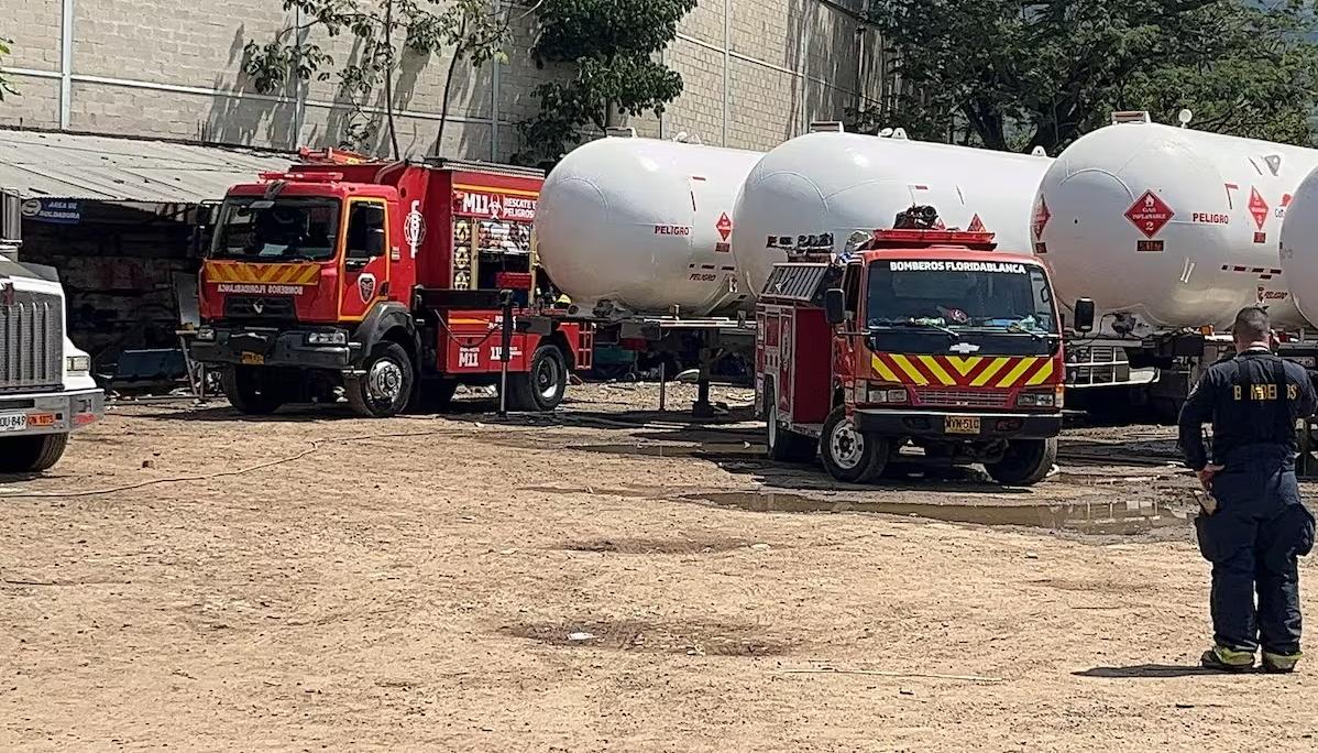 Camión cisterna explotó en un lavadero de vehículos.