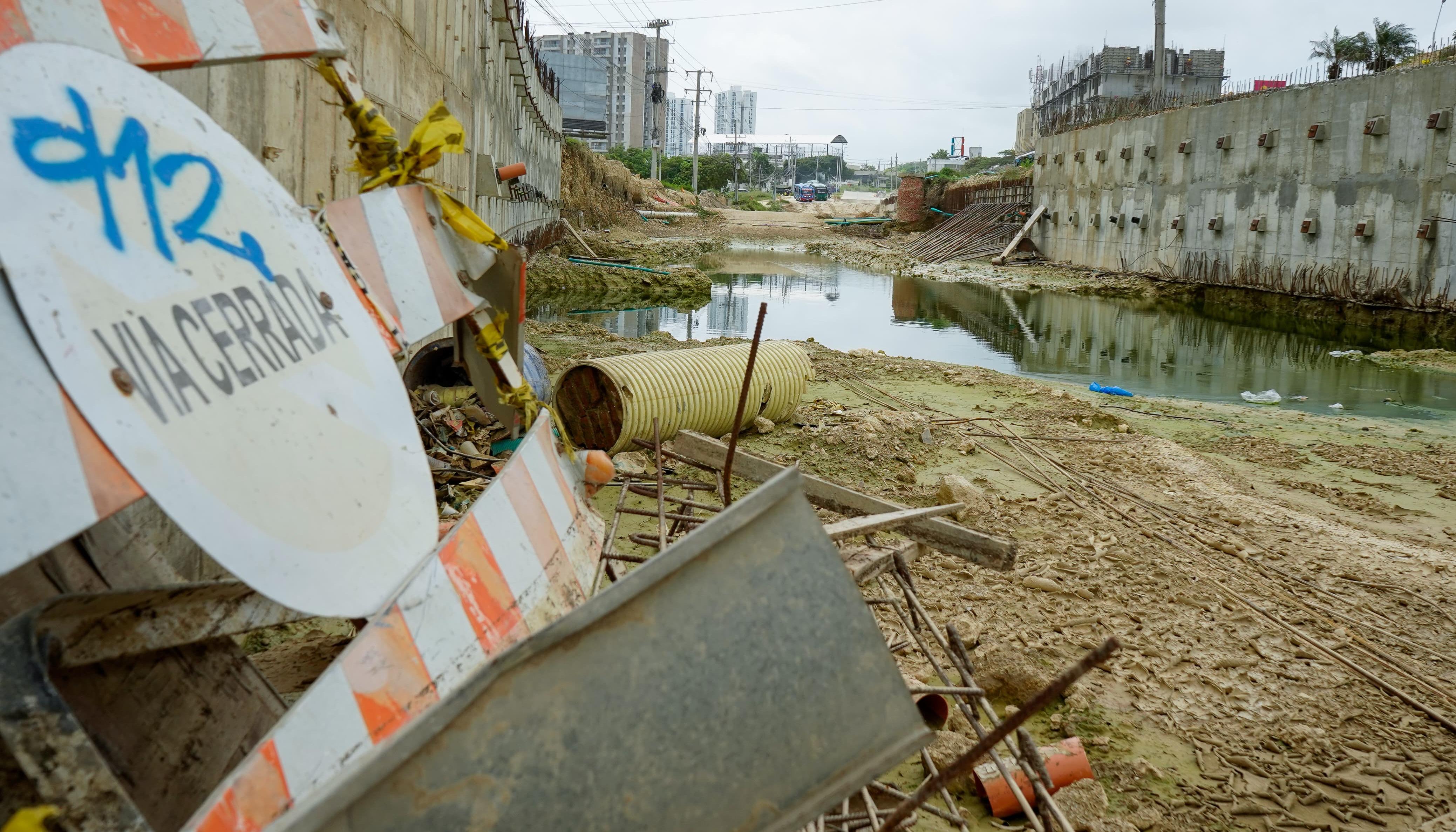Agua estancada tras las excavaciones y las lluvias que han caído en Atlántico.