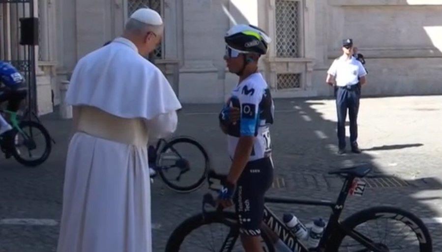 Nairo Quintana saludando al Papa León XIV en la etapa 21 del Giro de Italia.