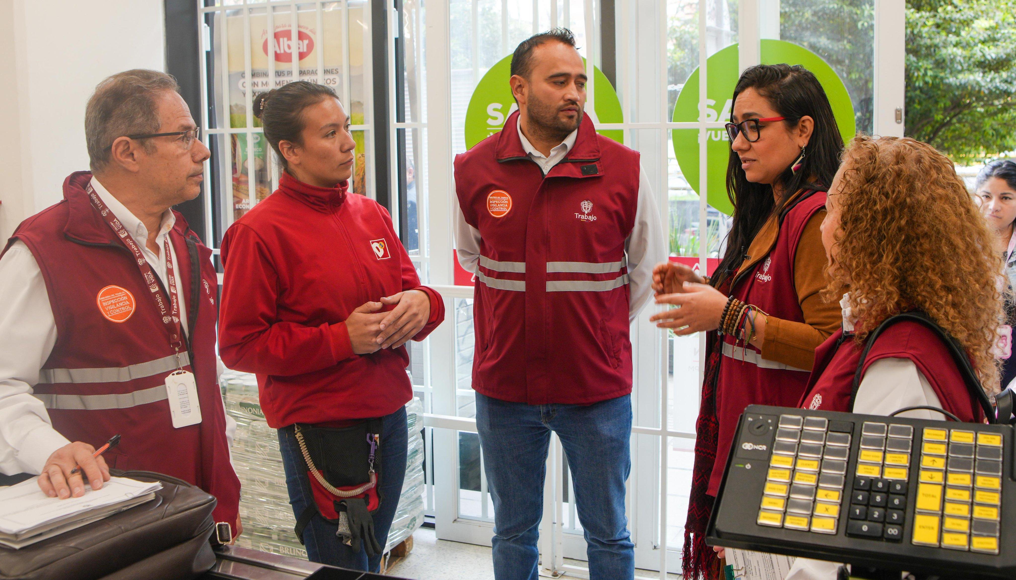 Personal del Ministerio de Trabajo en visita a la tienda D1.