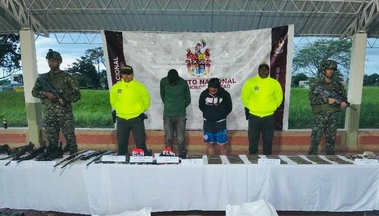 Los capturados junto a las autoridades.