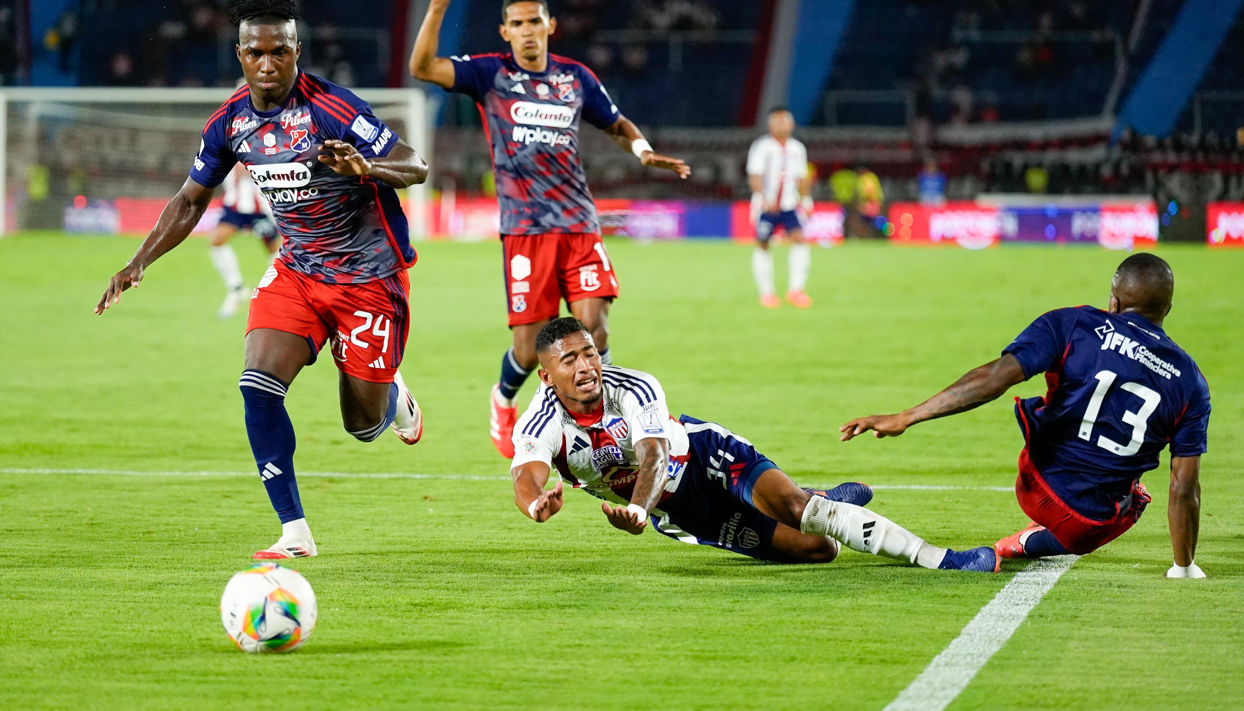 Acción de juego del último enfrentamiento entre Junior y Medellín.