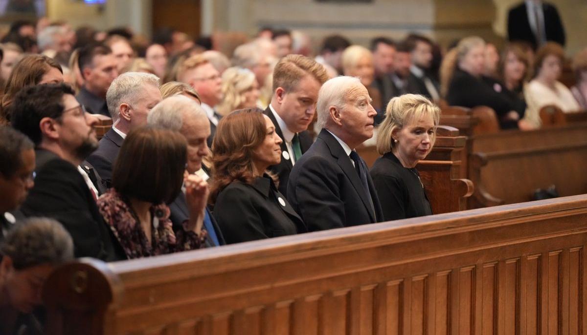 Joe Biden y Melissa Hortman en el funeral de la senadora Melissa Hortman.