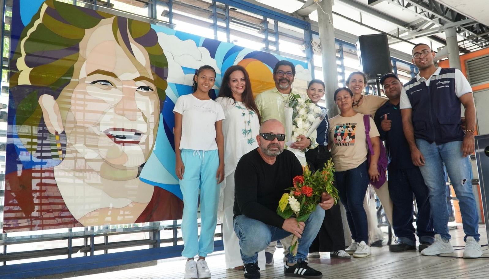 Homenaje a Esthercita Forero en la estación de Transmetro.