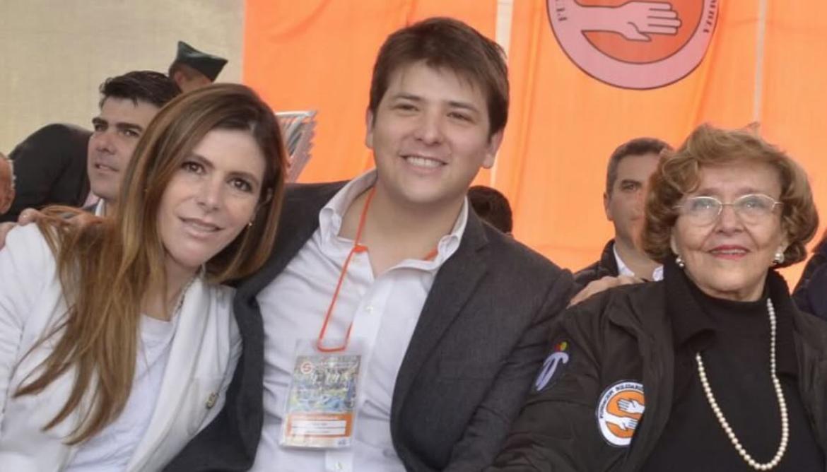Nydia Uribe con sus nietos María Carolina Hoyos y Miguel Uribe. 