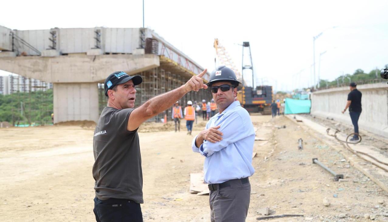 Alcalde Alejandro Char inspeccionando obra.