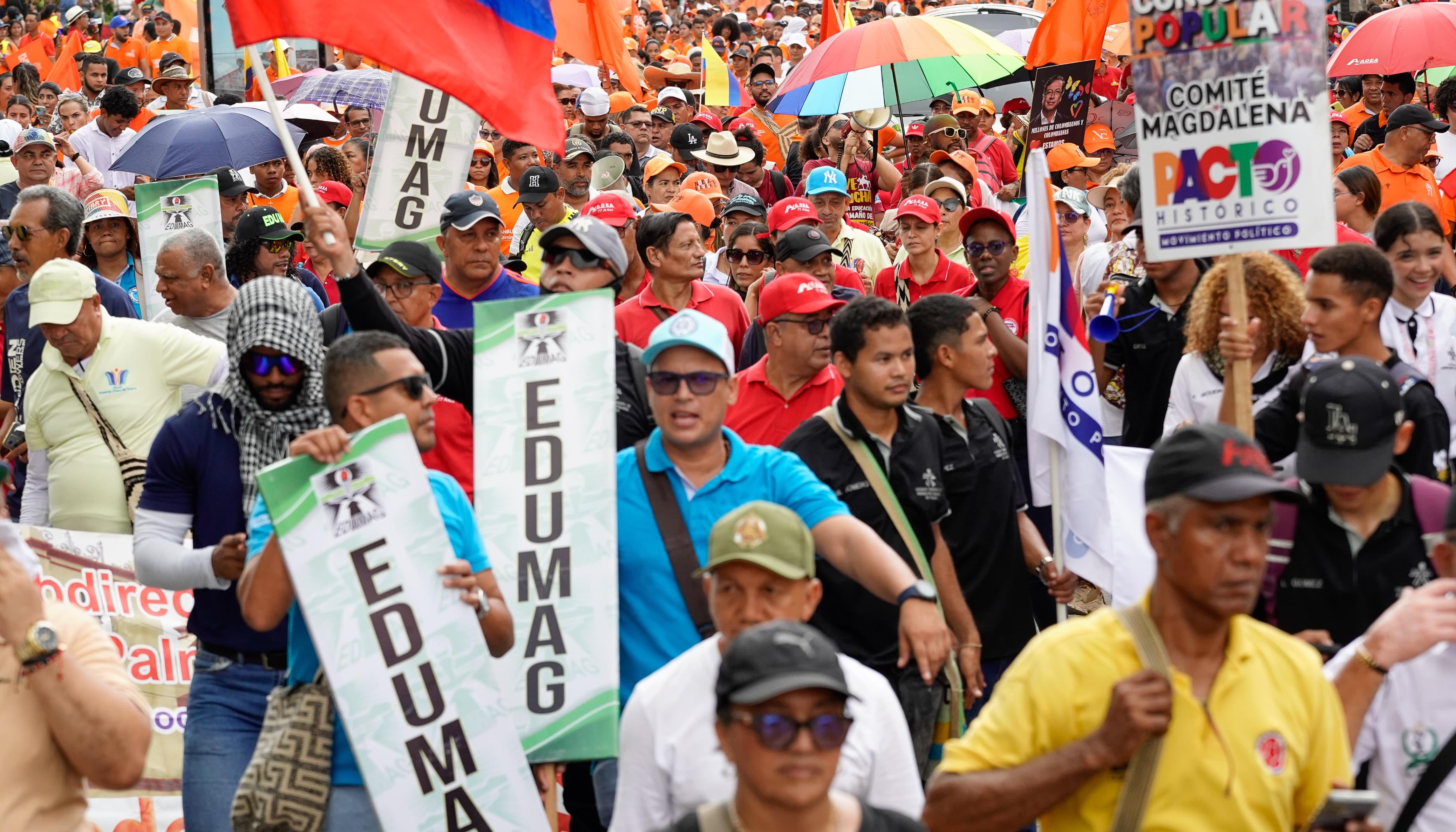 Cientos de personas salieron a las calles para marchar en apoyo a las reformas sociales.