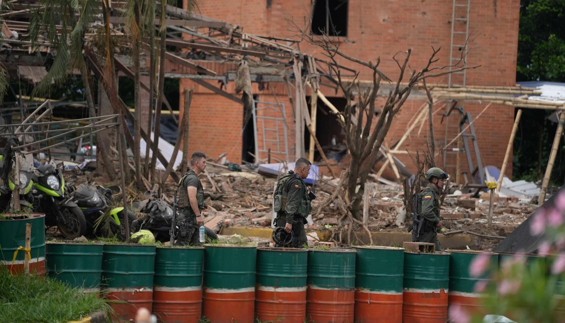  Integrantes de las Fuerzas Armadas en una de las áreas donde ocurrió una explosión este martes, en Cali. 
