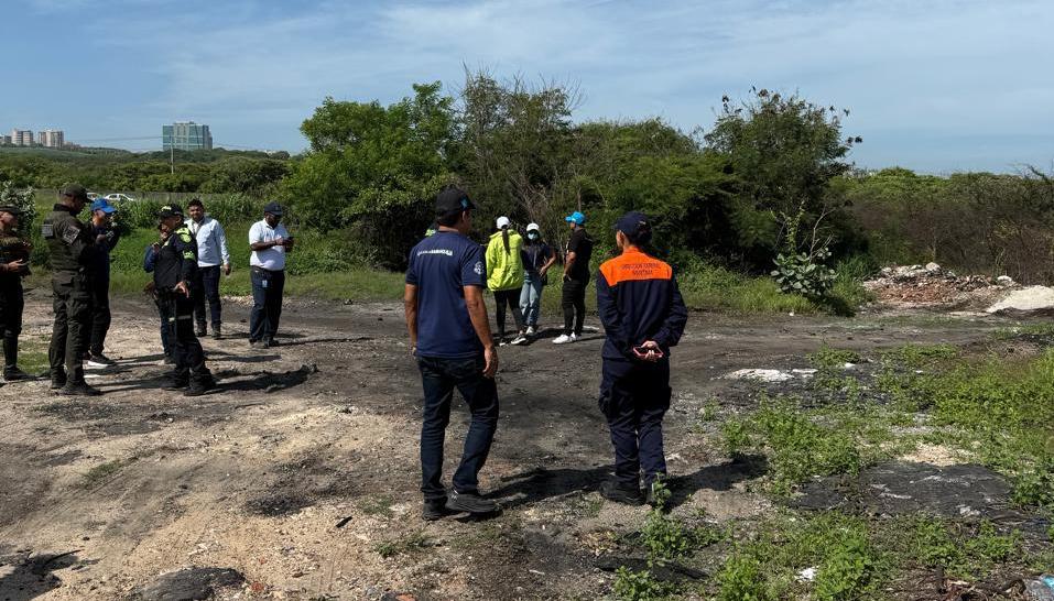 Autoridades atienden caso de contaminación en cercanías de la Ciénaga de Mallorquín.
