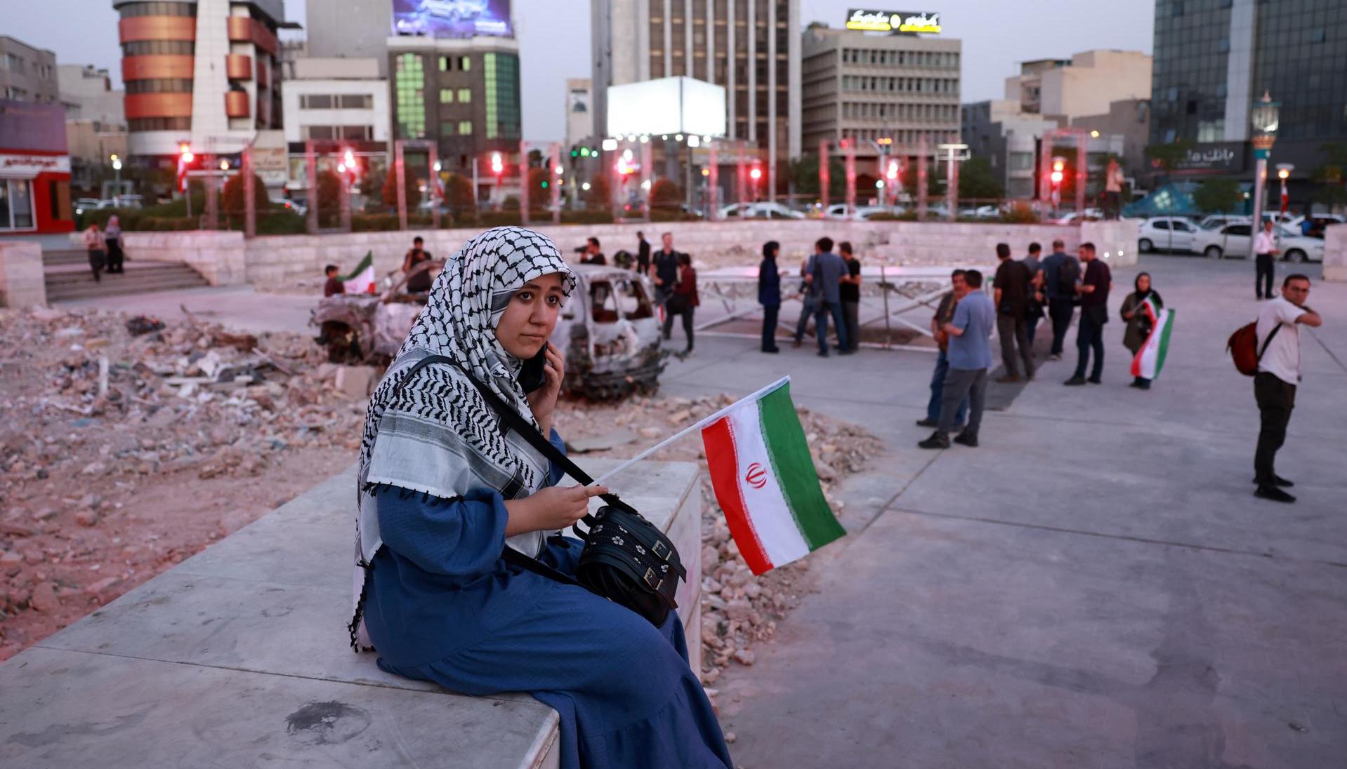 Mujer con bandera iraní.
