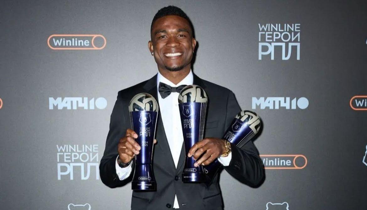 Jhon Córdoba posando con sus trofeos individuales.